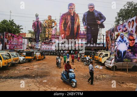 Große Werbetafeln, auf denen der tamilische Blockbuster „Vivegam“ in Kaddalur, Tamil Nadu, Indien, gezeigt wird. Große Ausschnitte des südindischen Filmstars Ajith Kumar sind als Teil der Werbung zu sehen. (Foto von Creative Touch Imaging Ltd./NurPhoto) Stockfoto