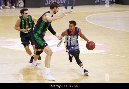 Ante Tomic, Ferran Bassas und Clevin Hannah während des Spiels zwischen Morabanc Andorra und Joventut Badalona, das dem Halbfinale der katalanischen Basketball-Liga entspricht, das am 04.. September 2020 im Palau Blaugrana in Barcelona, Spanien, gespielt wurde. (Foto von Joan Valls/Urbanandsport/NurPhoto) Stockfoto