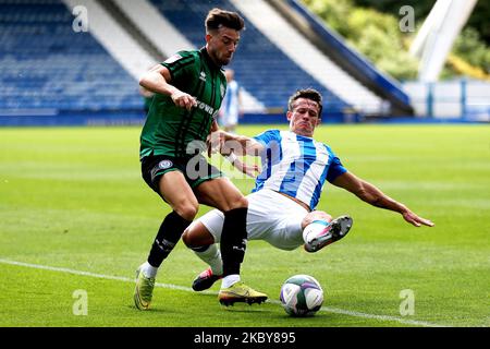 Jonathan Hogg von Huddersfield Town (rechts) stellt sich Rochdales Alex Newby (links) während des Carabao Cup 1.-Runden-Spiels zwischen Huddersfield Town und Rochdale im John Smith's Stadium, Huddersfield, vor. (Foto von Tim Markland/MI News/NurPhoto) Stockfoto