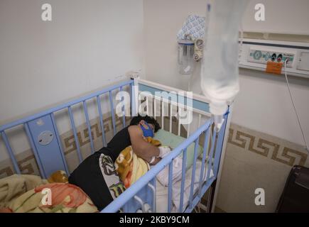 Der 6,5-jährige iranische Junge Mehran, der von der neuen Coronavirus-Krankheit infiziert ist, trägt am 6. September 2020 eine schützende Gesichtsmaske, als er auf einem Krankenhausbett in der COVID-19-Sektion des Ali Asghar Kinderkrankenhauses im Norden Teherans liegt. Die Iraner dachten, dass Kinder sich nicht mit dem COVID-19 infizieren würden, aber sie erkannten, dass Kinder jeden Alters mit der neuen Coronavirus-Krankheit infiziert werden, aber die meisten von ihnen, die infiziert sind, werden nicht so krank wie Erwachsene. (Foto von Morteza Nikoubazl/NurPhoto) Stockfoto