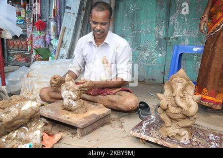 Tamilischer Handwerker, der kleine Tonidole von Lord Ganesha (Lord Ganesh) bei einem Workshop während des Festivals von Ganesh Chaturthi in Pondicherry (Puducherry), Tamil Nadu, Indien, am 26. August 2017 schuf. Ganesh Chaturtti (auch bekannt als Vinayaka Chaturtti) ist ein hinduistisches Fest, das die Ankunft von Ganesh von Kailash Parvat mit seiner Mutter Göttin Parvati auf die Erde feiert. Das Festival ist geprägt von der Installation von Ganesh-Tonidolen privat in Häusern und öffentlich auf aufwendigen Pandalen (temporäre Tempel am Straßenrand). (Foto von Creative Touch Imaging Ltd./NurPhoto) Stockfoto
