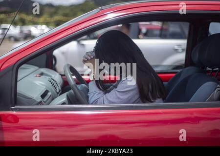 Ein Mensch betet in seinem Auto auf der Rennbahn Los Andes in Bogota., Kolumbien, am 6. September 2020. Aufgrund der Pandemie konnten die Kirchen nicht wieder für Menschen geöffnet werden. In den kommenden Wochen wird die kolumbianische Regierung die Piloten zur Eröffnung genehmigen. (Foto von Daniel Garzon Herazo/NurPhoto) Stockfoto