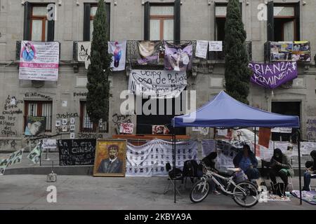 Der schwarze feministische Block besetzt weiterhin die Einrichtungen der Menschenrechtskommission von Mexiko-Stadt, die fordern, dass die Bundes- und Kommunalbehörden unverzüglich auf ihre Forderungen und ihre Gerechtigkeit gegenüber Müttern und Verwandten von Opfern von Verschwindenlassen und Frauenmorden in Mexiko reagieren. Am 6. September 2020 in Mexiko-Stadt, Mexiko. (Foto von Gerardo Vieyra/NurPhoto) Stockfoto