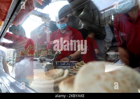 Palästinensische Männer, die Gesichtsschutzmasken tragen, stehen während sie am 07. September 2020 in einem Falafel-Restaurant inmitten der anhaltenden COVID-19-Pandemie des Coronavirus in Gaza-Stadt auf ihren Befehl warten. (Foto von Majdi Fathi/NurPhoto) Stockfoto