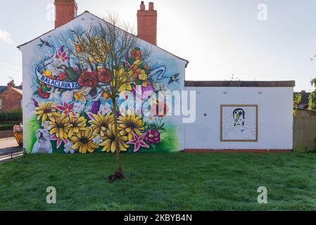 Farbenfrohe Gemälde von Wildtieren und Blumen auf der Stirnwand eines Reihenhauses in der Balaclava Road, Kings Heath, Birmingham Stockfoto