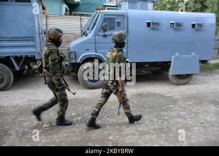 Indische Armymen gehen am 07. September 2020 während des Schießerkampfes zwischen Millitanten und indischen Streitkräften in der Region Kawoosa in Budgam dictrict, dem indischen Kaschmir, in Richtung der Begegnungsstätte. Berichten zufolge feuerten in Obstgärten versteckte Millitanten auf indische Streitkräfte ab und flossen Berichten zufolge ab, das Gebiet wurde abgesperrt und Suchvorgänge sind im Gange. (Foto von Muzamil Mattoo/NurPhoto) Stockfoto