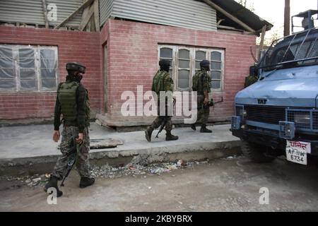 Indische Armymen gehen am 07. September 2020 während des Schießerkampfes zwischen Millitanten und indischen Streitkräften in der Region Kawoosa in Budgam dictrict, dem indischen Kaschmir, in Richtung der Begegnungsstätte. Berichten zufolge feuerten in Obstgärten versteckte Millitanten auf indische Streitkräfte ab und flossen Berichten zufolge ab, das Gebiet wurde abgesperrt und Suchvorgänge sind im Gange. (Foto von Muzamil Mattoo/NurPhoto) Stockfoto