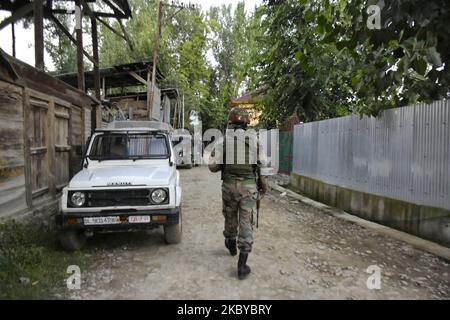 Indische Armymen gehen am 07. September 2020 während des Schießerkampfes zwischen Millitanten und indischen Streitkräften in der Region Kawoosa in Budgam dictrict, dem indischen Kaschmir, in Richtung der Begegnungsstätte. Berichten zufolge feuerten in Obstgärten versteckte Millitanten auf indische Streitkräfte ab und flossen Berichten zufolge ab, das Gebiet wurde abgesperrt und Suchvorgänge sind im Gange. (Foto von Muzamil Mattoo/NurPhoto) Stockfoto