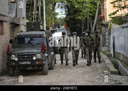 Indische Armymen gehen am 07. September 2020 während des Schießerkampfes zwischen Millitanten und indischen Streitkräften in der Region Kawoosa in Budgam dictrict, dem indischen Kaschmir, in Richtung der Begegnungsstätte. Berichten zufolge feuerten in Obstgärten versteckte Millitanten auf indische Streitkräfte ab und flossen Berichten zufolge ab, das Gebiet wurde abgesperrt und Suchvorgänge sind im Gange. (Foto von Muzamil Mattoo/NurPhoto) Stockfoto