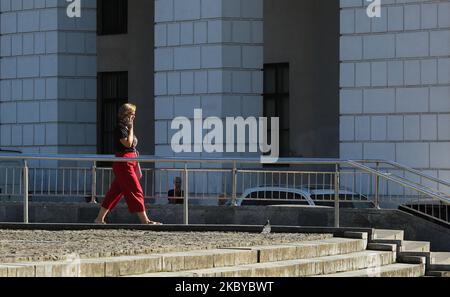 Eine Frau geht durch den Unabhängigkeitsplatz in Kiew, Ukraine, 7. September 2020. (Foto von Sergii Chartschenko/NurPhoto) Stockfoto