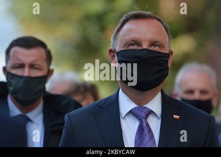 Der Präsident von Polen Andrzej Duda sah während des marsches vom Gdansk Shipyard Gate Nummer 2 zur St. Bridget Kirche, am 40.. Jahrestag der Danziger Vereinbarung. Zwei getrennte Feiern derselben Veranstaltung fanden erneut statt. Der ehemalige Solidaritätsführer Lech Waesa schloss sich den polnischen Oppositionsparteien und Organisationen zur Morgenfeier an. Hunderte Solidaritätsmitglieder aus ganz Polen nahmen an den offiziellen Nachmittagsfeiern mit Präsident Andrzej Duda und Premierminister Mateusz Morawiecki Teil. Am Montag, den 31. August 2020, in Danzig, Polen. (Foto von Artur Widak/NurPhoto) Stockfoto