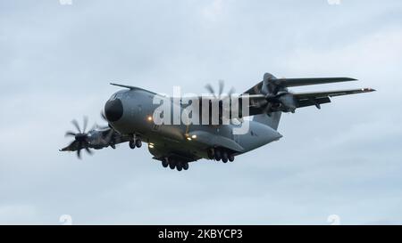 ZM414 Royal Air Force Airbus A400M Atlas C.1 führt am 6. September 2020 die Touch-and-Go-Schaltung von RAF Brize Norton in Oxfordshire, England, durch. (Foto von Jon Hobley/MI News/NurPhoto) Stockfoto