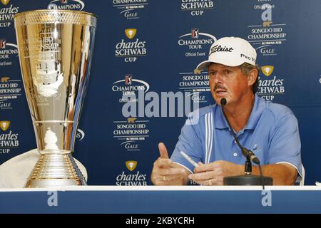 Jay Don Blake aus den USA spricht über den Turniersieg während der Pressekonferenz des PGA Tour Songdo IBD-Meisterschaftsgewinners im Jack Nicklaus Golf Club in Incheon am 18. September 2011. Jay Don Blake überlebte am Sonntag eine fünfLoch-Playoff-Runde mit vier Spielern und gewann die Champions Tour Songdo Championship in Südkorea. Es war der erste Turniersieg für Blake seit 1991, als er 1991 die Shearson Lehman Brothers Open und die Argentina Open gewann. (Foto von Seung-il Ryu/NurPhoto) Stockfoto