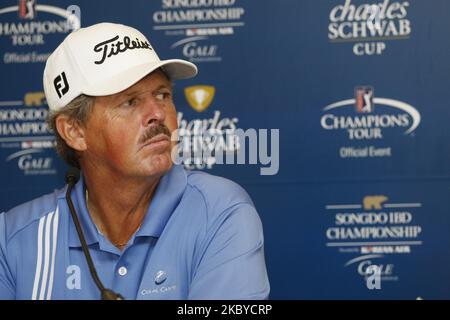 Jay Don Blake aus den USA spricht über den Turniersieg während der Pressekonferenz des PGA Tour Songdo IBD-Meisterschaftsgewinners im Jack Nicklaus Golf Club in Incheon am 18. September 2011. Jay Don Blake überlebte am Sonntag eine fünfLoch-Playoff-Runde mit vier Spielern und gewann die Champions Tour Songdo Championship in Südkorea. Es war der erste Turniersieg für Blake seit 1991, als er 1991 die Shearson Lehman Brothers Open und die Argentina Open gewann. (Foto von Seung-il Ryu/NurPhoto) Stockfoto