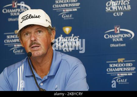 Jay Don Blake aus den USA spricht über den Turniersieg während der Pressekonferenz des PGA Tour Songdo IBD-Meisterschaftsgewinners im Jack Nicklaus Golf Club in Incheon am 18. September 2011. Jay Don Blake überlebte am Sonntag eine fünfLoch-Playoff-Runde mit vier Spielern und gewann die Champions Tour Songdo Championship in Südkorea. Es war der erste Turniersieg für Blake seit 1991, als er 1991 die Shearson Lehman Brothers Open und die Argentina Open gewann. (Foto von Seung-il Ryu/NurPhoto) Stockfoto