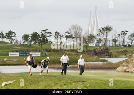 Sandy Lyle aus Schottland (C) und David Eger aus den USA (R) gehen nach dem 14.-Hall-Abschlag während der PGA Tour Songdo IBD-Endrunde im Jack Nicklaus Golf Club in Incheon am 18. September 2011. (Foto von Seung-il Ryu/NurPhoto) Stockfoto