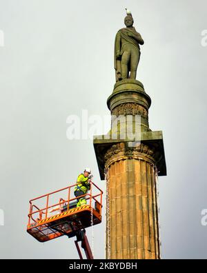 Glasgow, Schottland, Großbritannien 4.. November 2022. Die Arbeit beginnt an Weihnachtslichtern im Stadtzentrum George Square als ratsarbeiter eine Plattform erreichen die Höhen der Sir Walter Scott Statue. Credit Gerard Ferry/Alamy Live News Stockfoto