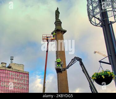 Glasgow, Schottland, Großbritannien 4.. November 2022. Die Arbeit beginnt an Weihnachtslichtern im Stadtzentrum George Square als ratsarbeiter eine Plattform erreichen die Höhen der Sir Walter Scott Statue. Credit Gerard Ferry/Alamy Live News Stockfoto