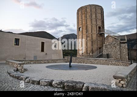 Borgo Universo ist ein Freilichtmuseum in Aielli, L'Aquila, Abruzzen, am 7. September 2020. Allegg, 'Fontamara' - Ein Werk, das sich direkt unterhalb der Sternwarte des Sternturms befindet. 53.839 Wörter, über 300.000 Zeichen: Aleg hat den gesamten Roman Fontamara von Ignazio Silone transkribiert, ein literarisches Werk von großer Bedeutung für dieses Land. (Foto von Andrea Mancini/NurPhoto) Stockfoto