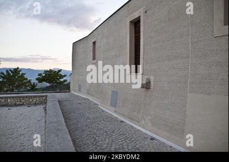 Borgo Universo ist ein Freilichtmuseum in Aielli, L'Aquila, Abruzzen, am 7. September 2020. Allegg, 'Fontamara' - Ein Werk, das sich direkt unterhalb der Sternwarte des Sternturms befindet. 53.839 Wörter, über 300.000 Zeichen: Aleg hat den gesamten Roman Fontamara von Ignazio Silone transkribiert, ein literarisches Werk von großer Bedeutung für dieses Land. (Foto von Andrea Mancini/NurPhoto) Stockfoto