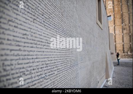 Borgo Universo ist ein Freilichtmuseum in Aielli, L'Aquila, Abruzzen, am 7. September 2020. Allegg, 'Fontamara' - Ein Werk, das sich direkt unterhalb der Sternwarte des Sternturms befindet. 53.839 Wörter, über 300.000 Zeichen: Aleg hat den gesamten Roman Fontamara von Ignazio Silone transkribiert, ein literarisches Werk von großer Bedeutung für dieses Land. (Foto von Andrea Mancini/NurPhoto) Stockfoto