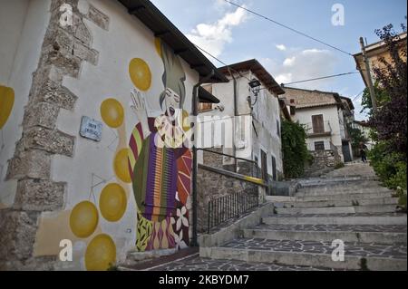 Borgo Universo ist ein Freilichtmuseum in Aielli, L'Aquila, Abruzzen, am 7. September 2020. (Foto von Andrea Mancini/NurPhoto) Stockfoto