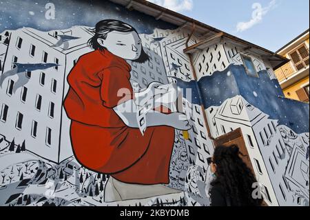 Borgo Universo ist ein Freilichtmuseum in Aielli, L'Aquila, Abruzzen, am 7. September 2020. Millo, 'dein Himmel' - Ein kleines Mädchen, das mit einem Meißel den Schleier der Stadt hebt, um uns zurückzugeben und ein kleines Stück Himmel zu offenbaren. (Foto von Andrea Mancini/NurPhoto) Stockfoto