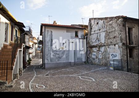 Borgo Universo ist ein Freilichtmuseum in Aielli, L'Aquila, Abruzzen, am 7. September 2020. (Foto von Andrea Mancini/NurPhoto) Stockfoto