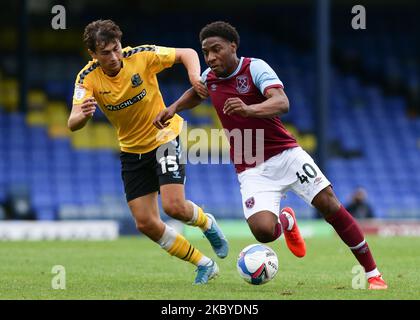 Lewis Gard von Southend United und Olapado Afolayan von West Ham United kämpfen während des EFL Trophy-Spiels zwischen Southend United und West Ham United in Roots Hall, Southend, England, am 8. September 2020 um den Besitz. (Foto von Jacques Feeney/MI News/NurPhoto) Stockfoto