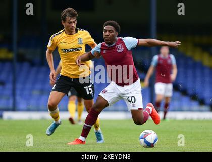 Lewis Gard von Southend United und Olapado Afolayan von West Ham United kämpfen während des EFL Trophy-Spiels zwischen Southend United und West Ham United in Roots Hall, Southend, England, am 8. September 2020 um den Besitz. (Foto von Jacques Feeney/MI News/NurPhoto) Stockfoto