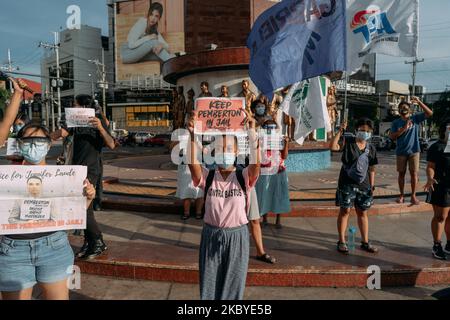 Die LGBTQ+-Rechtsgruppe Bahaghari und Gabriela und andere progressive Gruppen versammeln sich zu einem Protest vor dem Pfadfinderkreis in Quezon City, nachdem der philippinische Präsident Rodrigo Duterte den US-Marine Joseph Scott Pemberton begnadigt hatte, der für die Tötung der philippinischen Transgender-Frau Jennifer Laude im Jahr 2014 verurteilt wurde. Quezon City, Metro Manila, Philippinen, 8. September 2020. (Foto von Mohd Sarajean/NurPhoto) Stockfoto