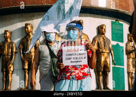 Die LGBTQ+-Rechtsgruppe Bahaghari und Gabriela und andere progressive Gruppen versammeln sich zu einem Protest vor dem Pfadfinderkreis in Quezon City, nachdem der philippinische Präsident Rodrigo Duterte den US-Marine Joseph Scott Pemberton begnadigt hatte, der für die Tötung der philippinischen Transgender-Frau Jennifer Laude im Jahr 2014 verurteilt wurde. Quezon City, Metro Manila, Philippinen, 8. September 2020. (Foto von Mohd Sarajean/NurPhoto) Stockfoto