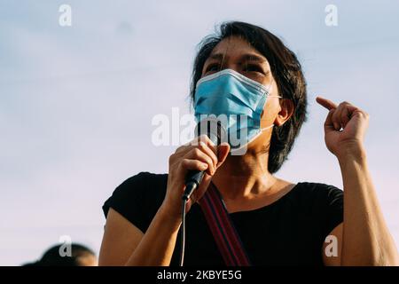 Die LGBTQ+-Rechtsgruppe Bahaghari und Gabriela und andere progressive Gruppen versammeln sich zu einem Protest vor dem Pfadfinderkreis in Quezon City, nachdem der philippinische Präsident Rodrigo Duterte den US-Marine Joseph Scott Pemberton begnadigt hatte, der für die Tötung der philippinischen Transgender-Frau Jennifer Laude im Jahr 2014 verurteilt wurde. Quezon City, Metro Manila, Philippinen, 8. September 2020. (Foto von Mohd Sarajean/NurPhoto) Stockfoto