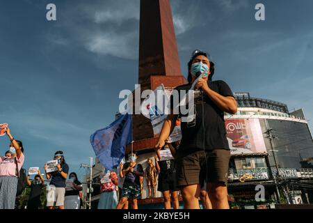 Die LGBTQ+-Rechtsgruppe Bahaghari und Gabriela und andere progressive Gruppen versammeln sich zu einem Protest vor dem Pfadfinderkreis in Quezon City, nachdem der philippinische Präsident Rodrigo Duterte den US-Marine Joseph Scott Pemberton begnadigt hatte, der für die Tötung der philippinischen Transgender-Frau Jennifer Laude im Jahr 2014 verurteilt wurde. Quezon City, Metro Manila, Philippinen, 8. September 2020. (Foto von Mohd Sarajean/NurPhoto) Stockfoto