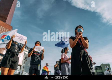 Die LGBTQ+-Rechtsgruppe Bahaghari und Gabriela und andere progressive Gruppen versammeln sich zu einem Protest vor dem Pfadfinderkreis in Quezon City, nachdem der philippinische Präsident Rodrigo Duterte den US-Marine Joseph Scott Pemberton begnadigt hatte, der für die Tötung der philippinischen Transgender-Frau Jennifer Laude im Jahr 2014 verurteilt wurde. Quezon City, Metro Manila, Philippinen, 8. September 2020. (Foto von Mohd Sarajean/NurPhoto) Stockfoto