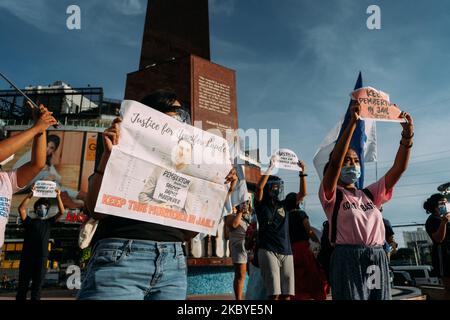 Die LGBTQ+-Rechtsgruppe Bahaghari und Gabriela und andere progressive Gruppen versammeln sich zu einem Protest vor dem Pfadfinderkreis in Quezon City, nachdem der philippinische Präsident Rodrigo Duterte den US-Marine Joseph Scott Pemberton begnadigt hatte, der für die Tötung der philippinischen Transgender-Frau Jennifer Laude im Jahr 2014 verurteilt wurde. Quezon City, Metro Manila, Philippinen, 8. September 2020. (Foto von Mohd Sarajean/NurPhoto) Stockfoto