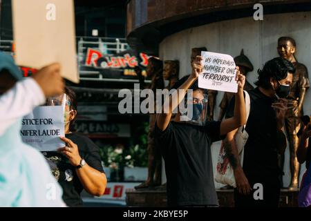 Die LGBTQ+-Rechtsgruppe Bahaghari und Gabriela und andere progressive Gruppen versammeln sich zu einem Protest vor dem Pfadfinderkreis in Quezon City, nachdem der philippinische Präsident Rodrigo Duterte den US-Marine Joseph Scott Pemberton begnadigt hatte, der für die Tötung der philippinischen Transgender-Frau Jennifer Laude im Jahr 2014 verurteilt wurde. Quezon City, Metro Manila, Philippinen, 8. September 2020. (Foto von Mohd Sarajean/NurPhoto) Stockfoto