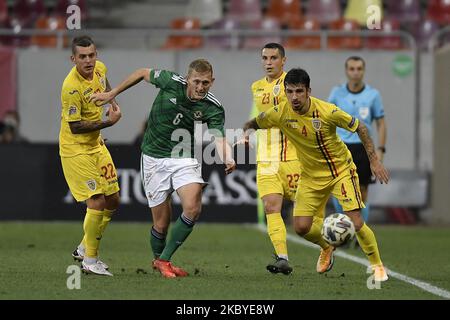 Sergiu Hanca und Alexandru Cicaldau aus Rumänien im Kampf gegen George Saville aus Nordirland während des UEFA Nations League 2021-Spiels zwischen Rumänien und Nordirland am 4. September 2020 in der Arena Nationala in Bukarest, Rumänien. (Foto von Alex Nicodim/NurPhoto) Stockfoto