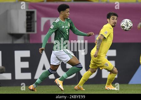 Sergiu Hanca aus Rumänien im Einsatz gegen Jamal Lewis aus Nordirland während des UEFA Nations League 2021-Spiels zwischen Rumänien und Nordirland am 4. September 2020 in der Arena Nationala in Bukarest, Rumänien. (Foto von Alex Nicodim/NurPhoto) Stockfoto