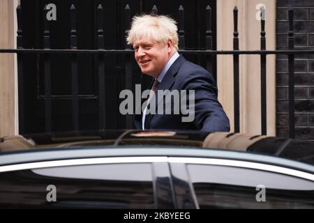 Der britische Premierminister Boris Johnson, der zu seiner wöchentlichen Ernennung zum Premierminister im Unterhaus aufbricht, verlässt am 9. September 2020 die Downing Street Nr. 10 in London, England. (Foto von David Cliff/NurPhoto) Stockfoto