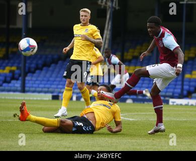 Ademipo Odubeke von West Ham United U21 wird von Nathan Ralph von Southend United während der EFL Trophy Southern Group zwischen Southend United und West Ham United U21 am 08.. September 2020 im Roots Hall Stadium in Southend, Großbritannien, angegangen (Foto by Action Foto Sport/NurPhoto) Stockfoto