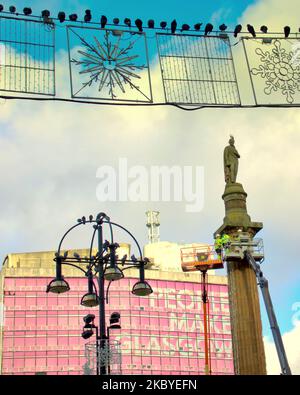 Glasgow, Schottland, Großbritannien 4.. November 2022. Die Arbeit beginnt an Weihnachtslichtern im Stadtzentrum George Square als ratsarbeiter eine Plattform erreichen die Höhen der Sir Walter Scott Statue. Credit Gerard Ferry/Alamy Live News Stockfoto