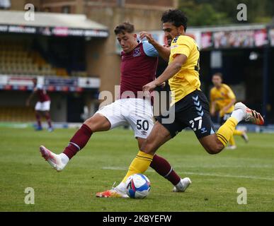 Harry Kyprianou von Southend United hält Harrison Ashby von West Ham United U21during EFL Trophy Southern Group Abetween Southend United und West Ham United U21 im Roots Hall Stadium, Southend, UK am 08.. September 2020 (Foto by Action Foto Sport/NurPhoto) Stockfoto