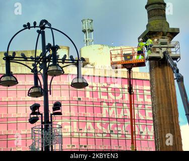 Glasgow, Schottland, Großbritannien 4.. November 2022. Die Arbeit beginnt an Weihnachtslichtern im Stadtzentrum George Square als ratsarbeiter eine Plattform erreichen die Höhen der Sir Walter Scott Statue. Credit Gerard Ferry/Alamy Live News Stockfoto