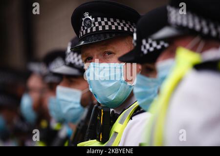 Polizeibeamte mit Gesichtsmasken beobachten am 9. September 2020 Aktivisten der Klimaschutzaktivisten-Bewegung Extinction Rebellion auf dem Parliament Square in London, England. Die Gruppe nahm am vergangenen Montag die Proteste in der Stadt wieder auf und inszenierte die meisten Tage danach Demonstrationen, nach einer Pause in ihren Aktionen während des Hochs der Coronavirus-Krise. (Foto von David Cliff/NurPhoto) Stockfoto