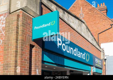 Poundland-Schild vor einem Geschäft in Kings Heath, Birmingham Stockfoto