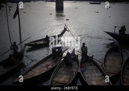 Ein Bootsmann überquert den Fluss Buriganga, während ein anderer Bootsmann am Mittwoch, den 09. September 2020, in Dhaka, Bangladesch, auf Passagiere wartet. (Foto von Syed Mahamudur Rahman/NurPhoto) Stockfoto