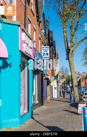 Geschäfte in Kings Heath High Street, Birmingham Stockfoto