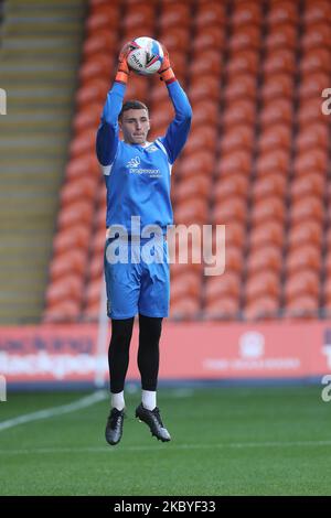 Joel Dixon von Barrow erwärmt sich vor dem Spiel der EFL Trophy zwischen Blackpool und Barrow in der Bloomfield Road, Blackpool, England, am 8. September 2020. (Foto von Mark Fletcher/MI News/NurPhoto) Stockfoto