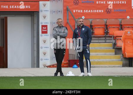 Blackpool Heach Coach, Neil Critchley und Barrow-Manager David Dunn während des EFL Trophy-Spiels zwischen Blackpool und Barrow in der Bloomfield Road, Blackpool, England, am 8. September 2020. (Foto von Mark Fletcher/MI News/NurPhoto) Stockfoto